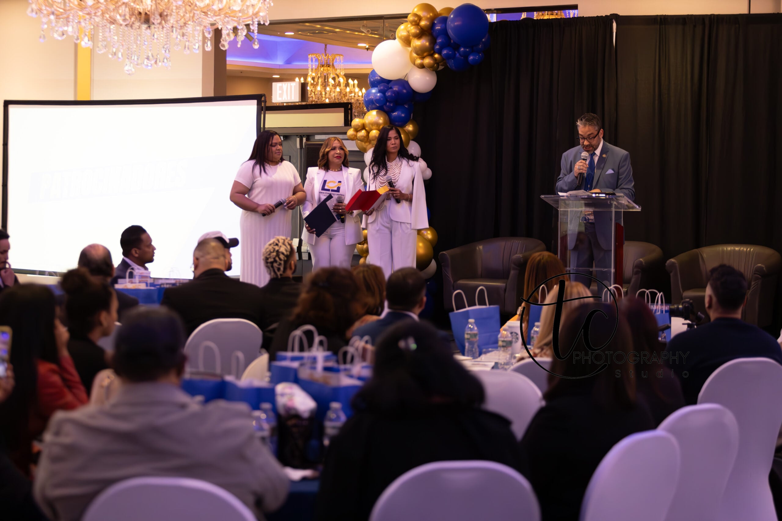 Somos una <span style="color: #ffda8a;"><br>comunidad que inspira</span> y conecta a quienes lideran con propósito